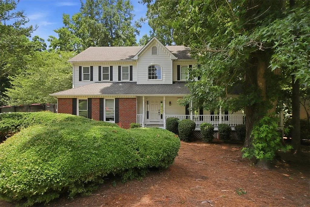 5 bed, 2.5 bath, 3862 sqft, $2,900 — Photo 2