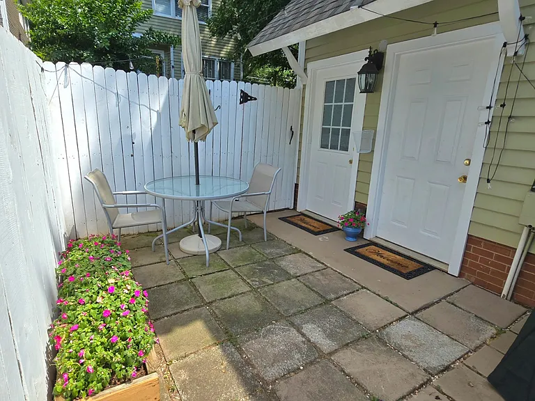 547 Watson St — Photo 12