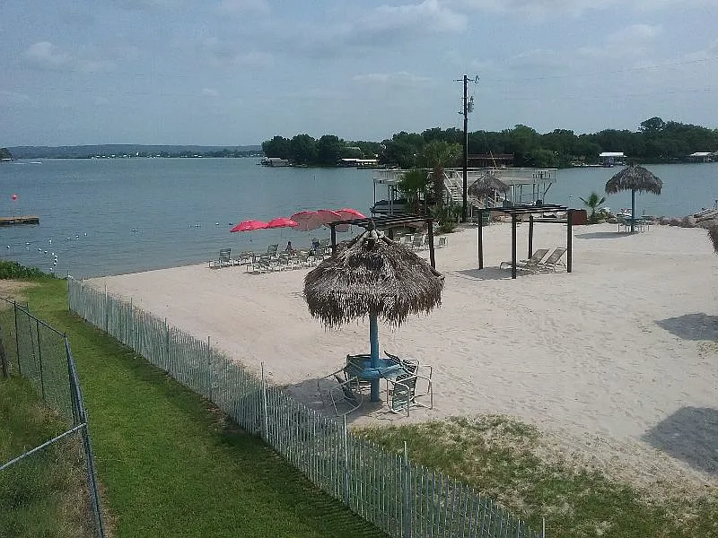 2 bed, 975 sqft, $1,450 — Photo 1