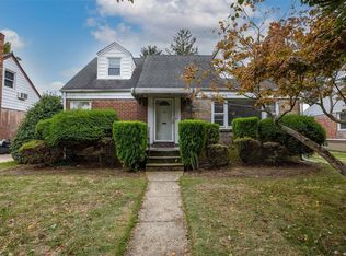 30 Meadowbrook Ln, Valley Stream, NY 11580