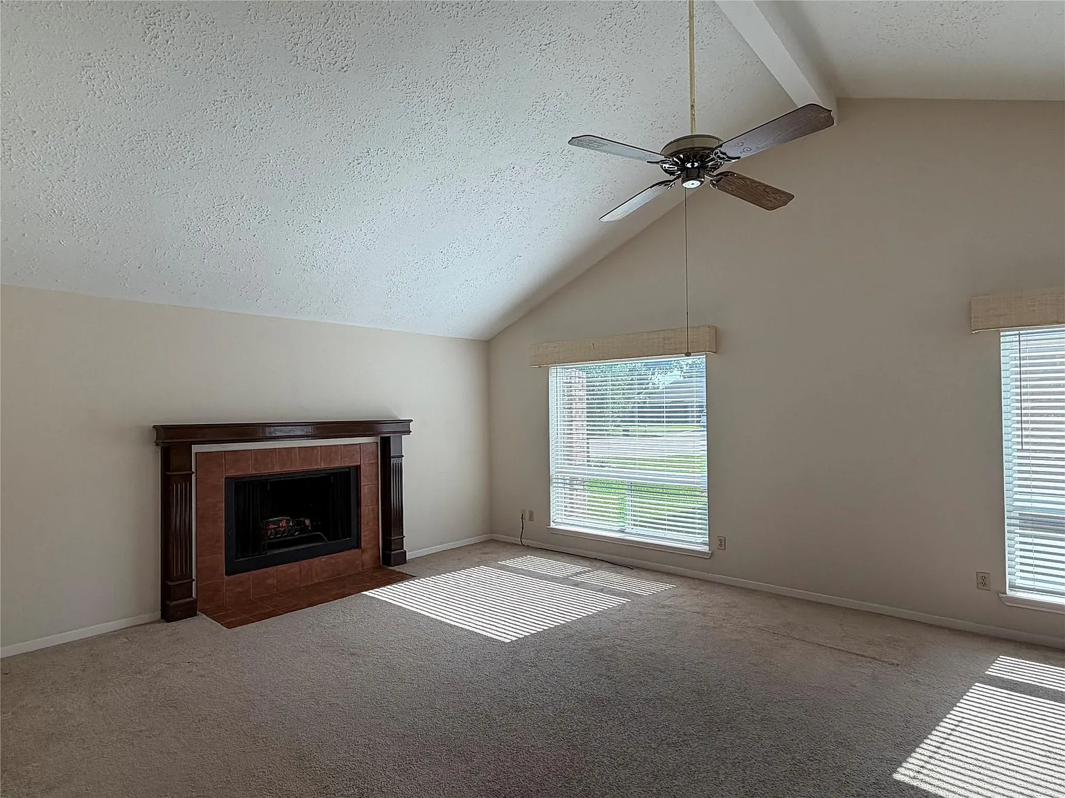 4 bed, 2.0 bath, 1823 sqft, $2,100 — Photo 4