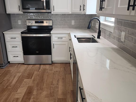 5th image of 1130 Harris St