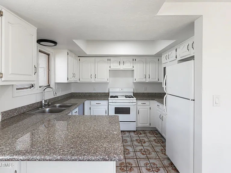 919 N Gilbert Ave — Photo 12