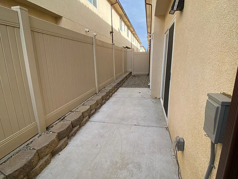 8397 Cherry Ave — Photo 10