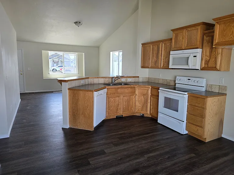 649 Clinton Dr — Photo 7