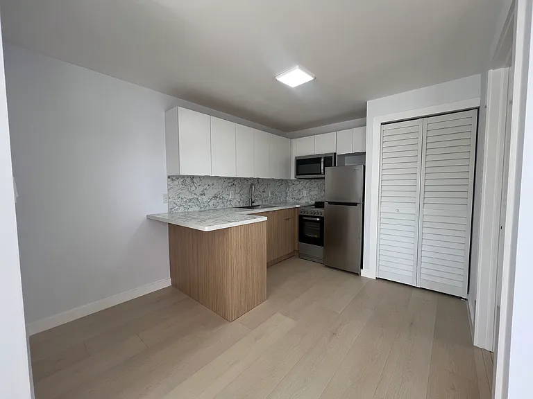 2555 SW 67th Ave #6 — Photo 6