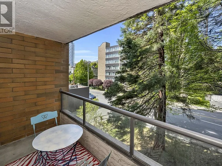 1630 Quadra St #306 — Photo 8