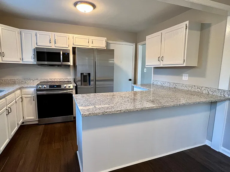 3209 Ridgely Dr — Photo 2