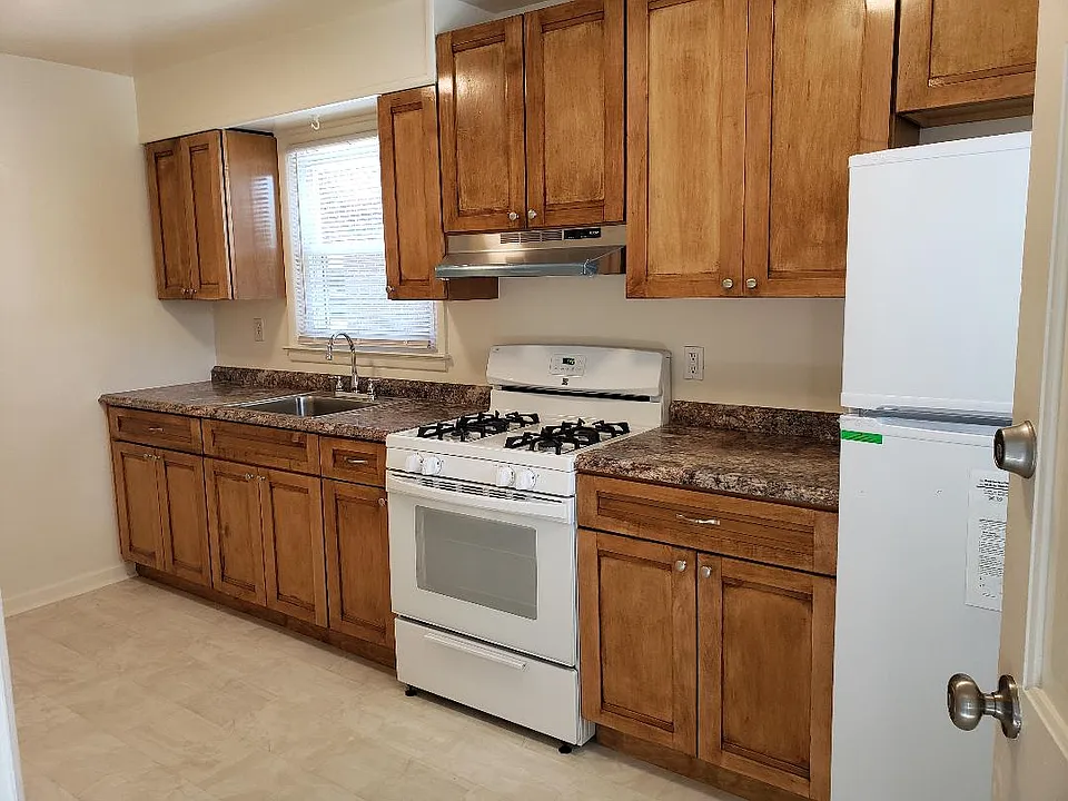 385 Cromwell Ave #1