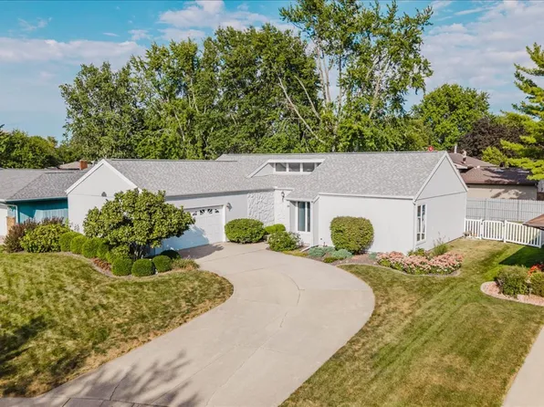 20 Independence Sq, Bloomington, IL 61704