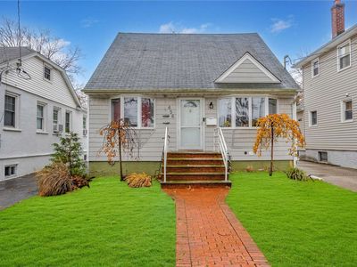 656 S 12th St, New Hyde Park, NY, 11040