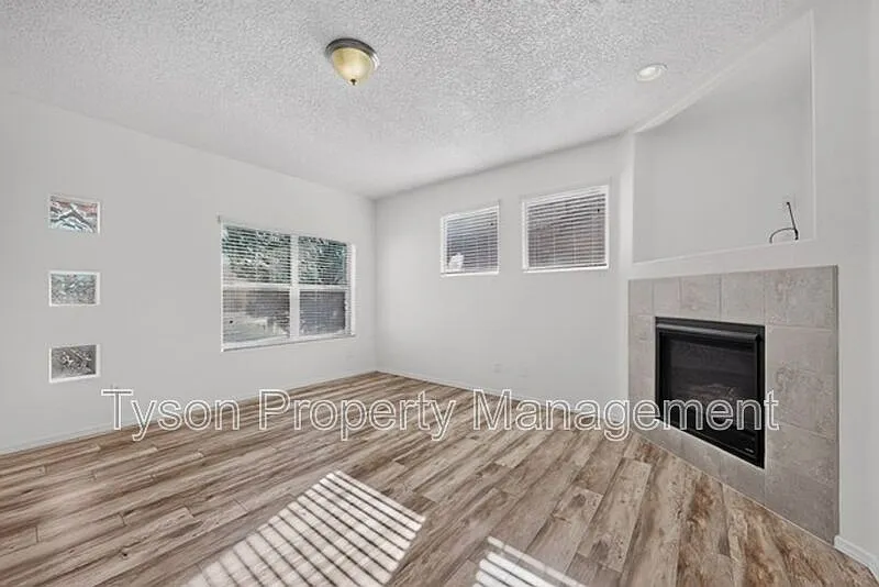 3 bed, 2.0 bath, 1594 sqft, $2,200 — Photo 4