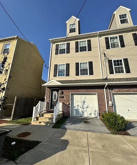 327 S Adams St — Photo 1