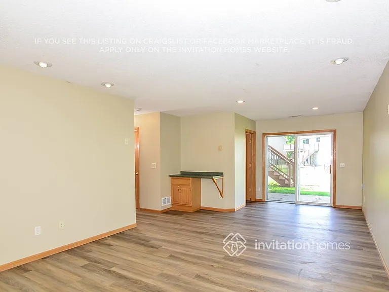 2243 Belfast St W — Photo 10