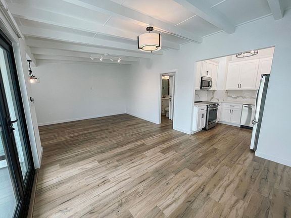 5th image of 319 Main St