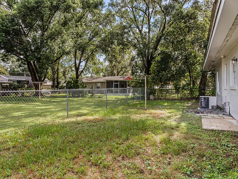 1702 E Carol Dr — Photo 4