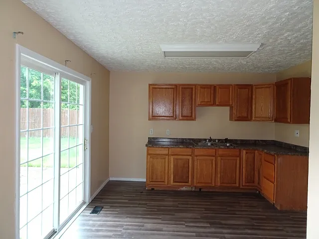 923 Fairwood Ave — Photo 2