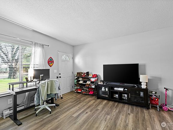4th image of 924 26th Street NW