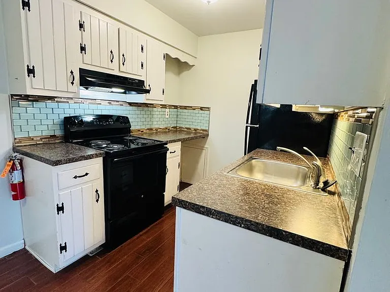Taylor Court Apartments — Photo 4