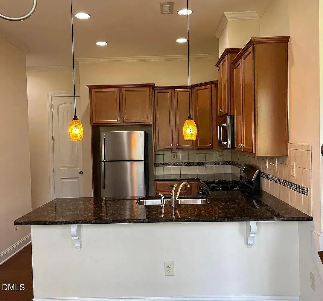 3 bed, 2.5 bath, 2450 sqft, $2,695 — Photo 3
