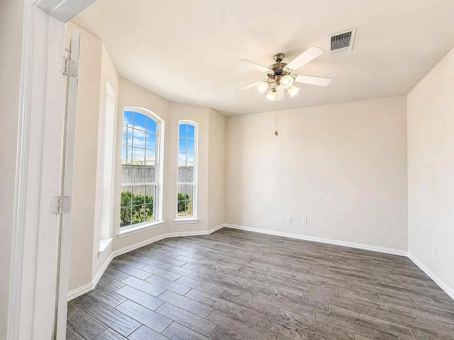 4 bed, 3.5 bath, 2740 sqft, $2,700 — Photo 2