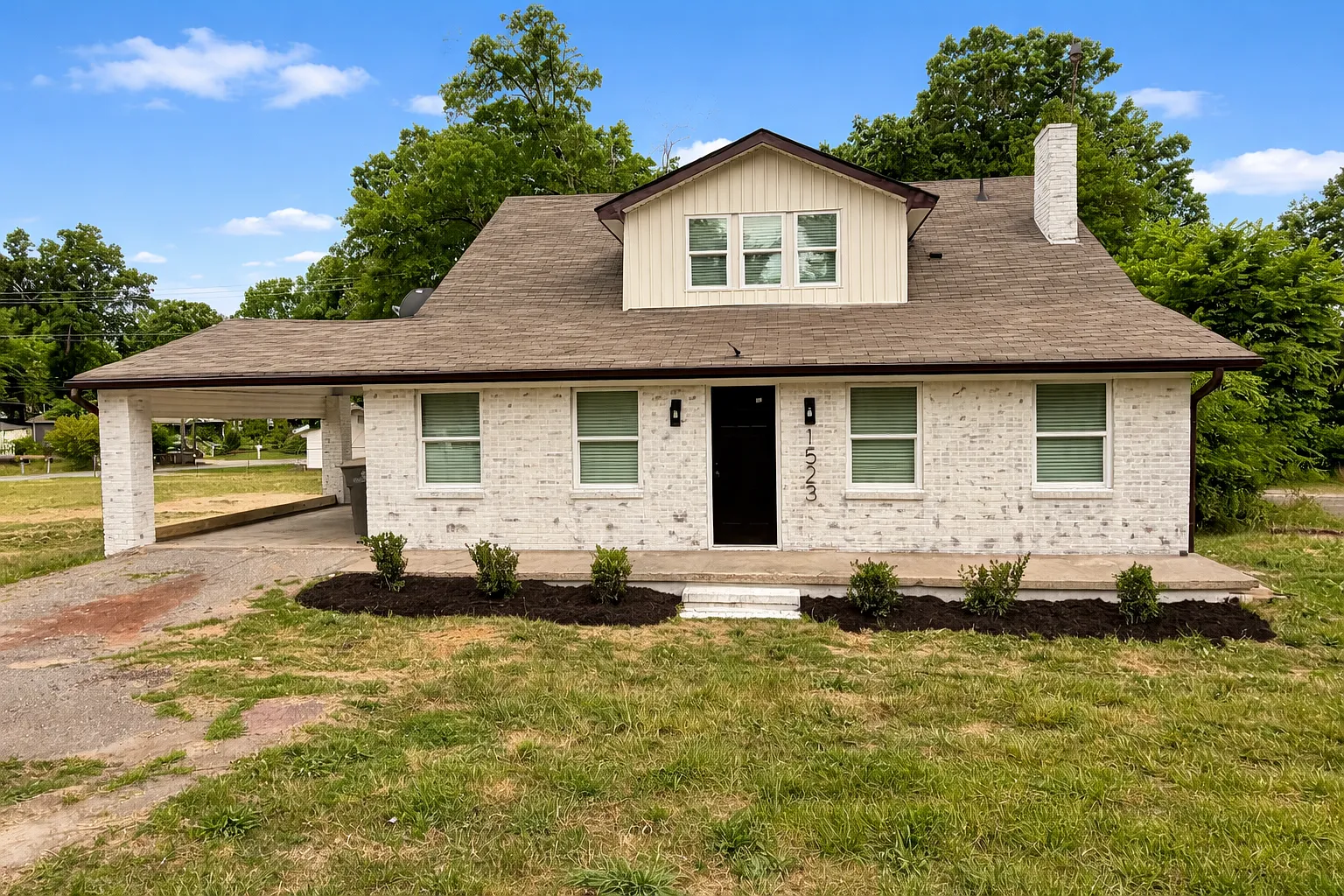8 bed, 2400 sqft, $1,083 — Photo 2