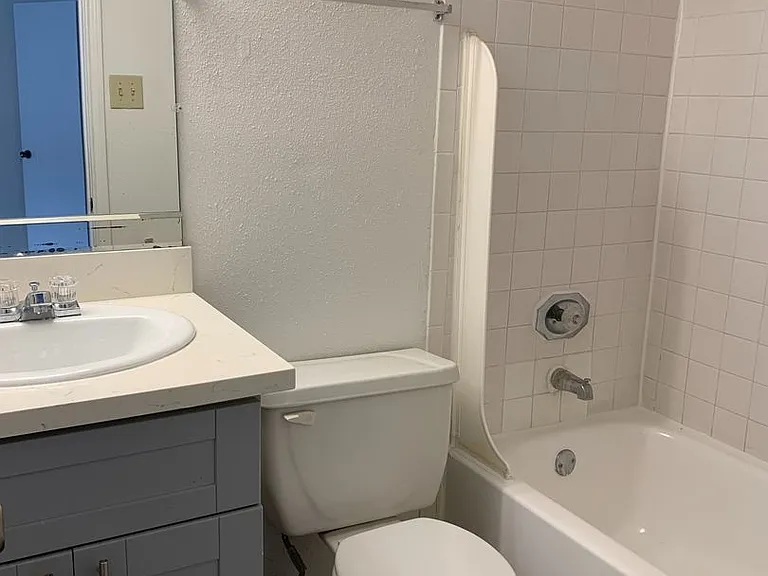 Emerald Cove Apartments — Photo 14
