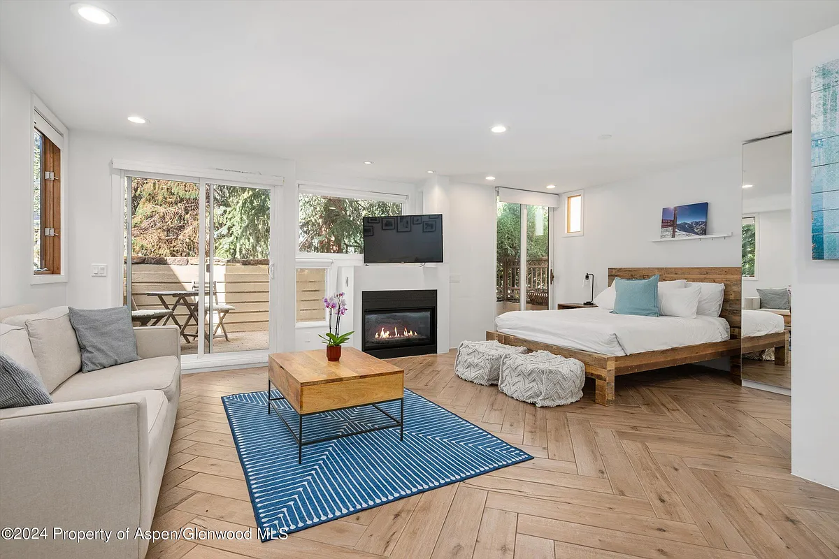 Building Photo - 819 E Hyman Ave #3