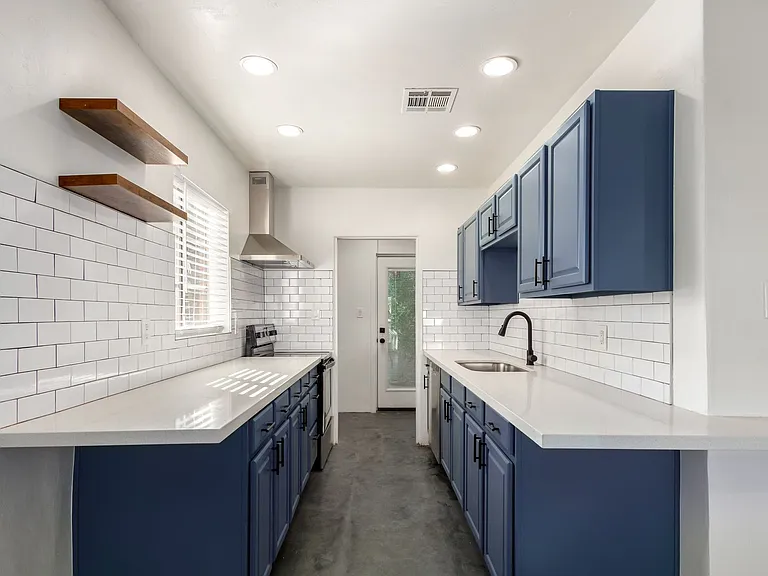 2452 E. Amelia Ave. — Photo 1