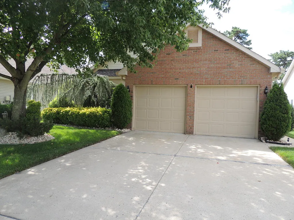 1601 Sweetbay Dr photo 1