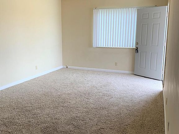 4th image of 320 W Cypress Ave