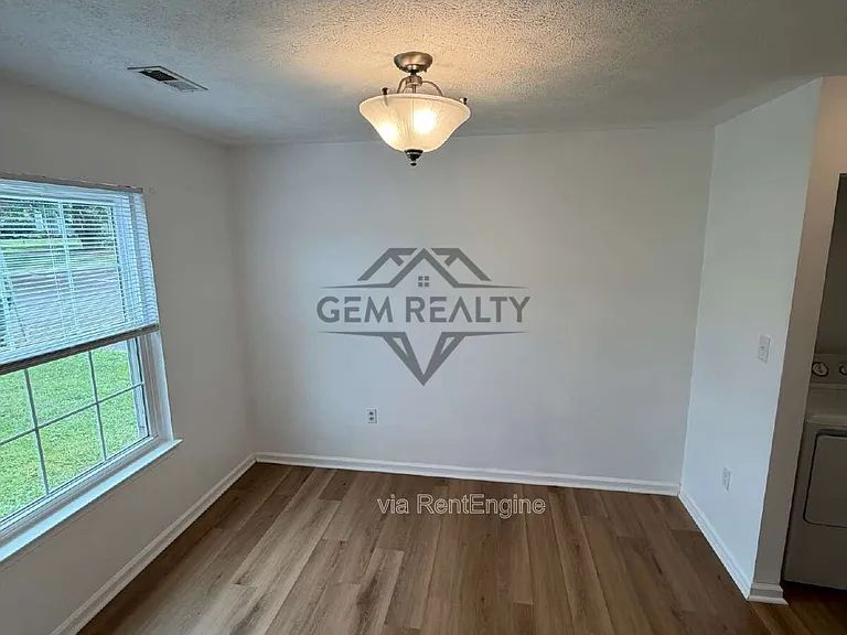 569 Cromwell Ct — Photo 10