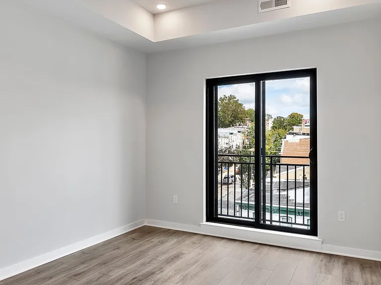 The Bentley Apartments — Photo 12