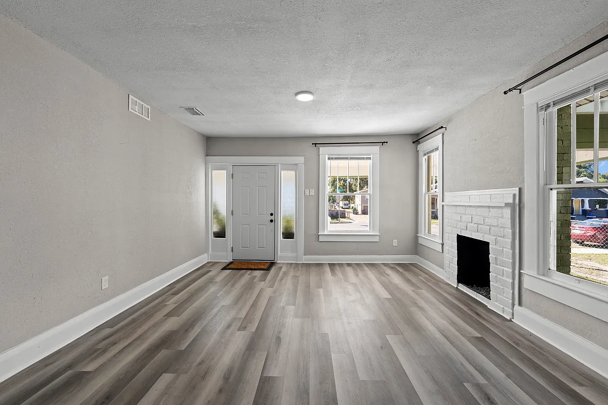 Unit Photo - 1010 E Lake Ave