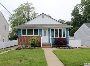 249 White Rd, Mineola, NY 11501