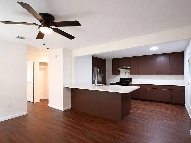 916 Parkway St — Photo 5