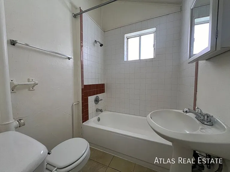810 E 9th St #3 — Photo 9