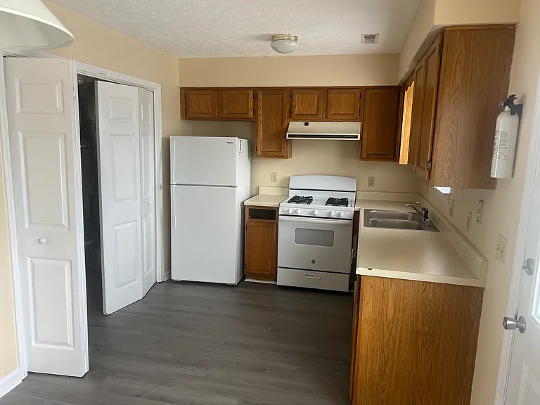 3260 Spring Hollow Ave #12 — Photo 6