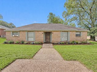 445 Augusta Dr, Huntsville, TX 77340