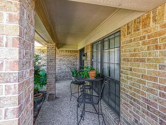 2nd image of 1306 Larkspur Ln