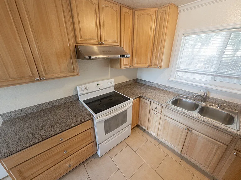 640 S 2nd St #3 — Photo 1