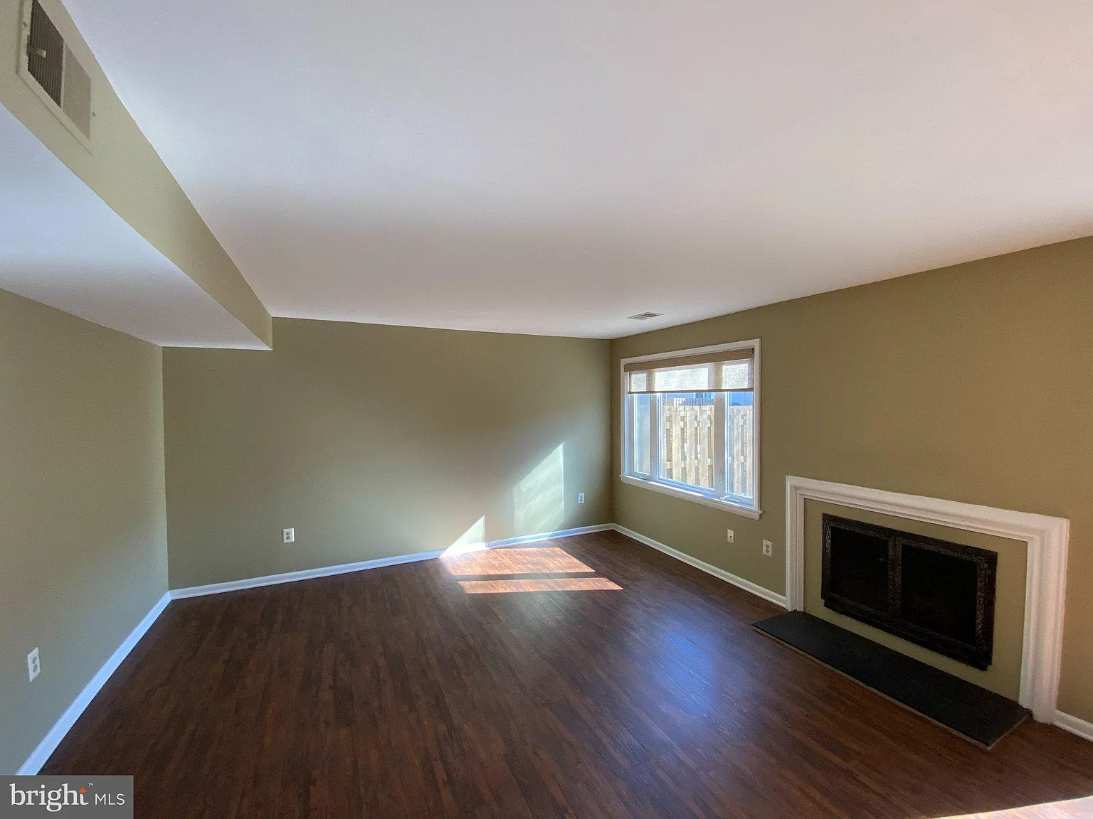 3 bed, 2.5 bath, 1510 sqft, $3,100 — Photo 3
