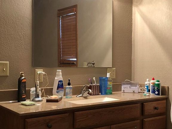 3rd image of 708 Emily Ln