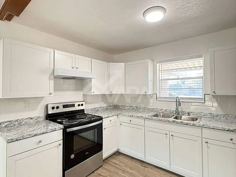 317 E Lindbergh Blvd — Photo 5