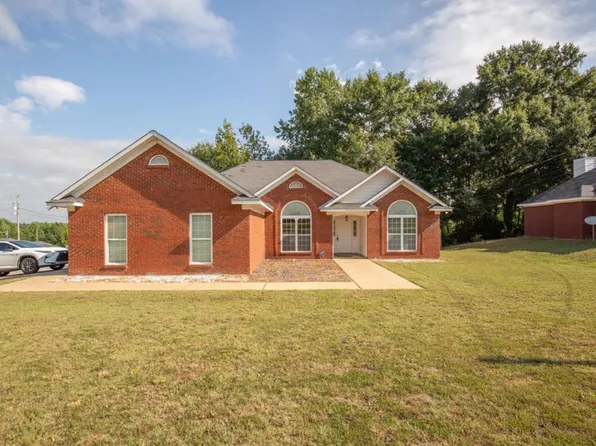 2 Redwood Dr, Phenix City, AL 36869