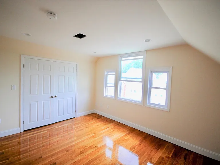 15 Taylor St #RIGHT — Photo 2