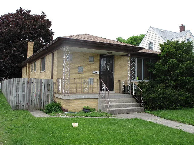 668 Greenbay Ave photo 1