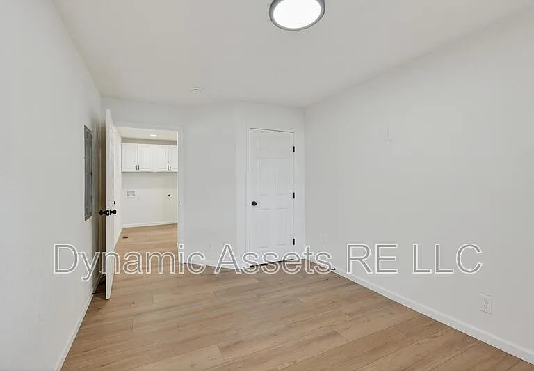 542 E 23rd St — Photo 15