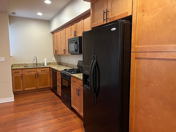 4th image of 1635 W Warren Blvd #1