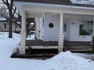 1614 S Division St, New London, WI 54961